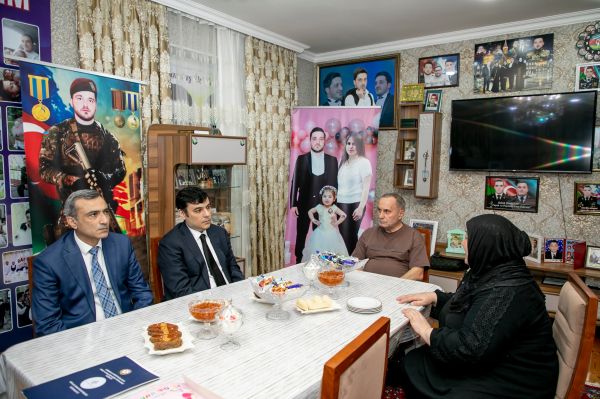 Dövlət Əmək Müfəttişliyi Xidmətinin rəisi şəhid İmran Əliyevin ailəsini ziyarət edib Dövlət Əmək Müfəttişliyi Xidmətinin rəisi şəhid İmran Əliyevin ailəsini ziyarət edib