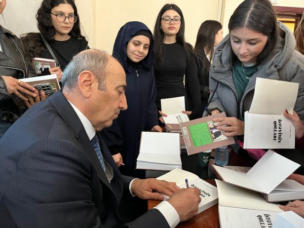 BDU-nun Filologiya fakültəsində tanınmış şair Fəxrəddin Ziya ilə görüş