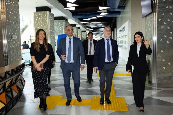 İtaliyalı parlamentarilər  “ASAN xidmət”də