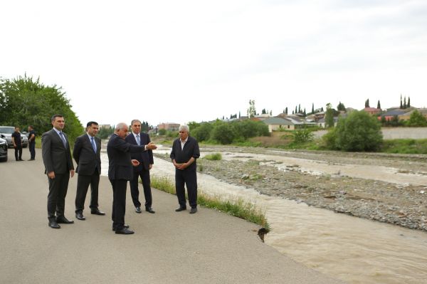 Niyazi Bayramov Gəncəçayın məcrasında sel sularının yaratdığı fəsada yerində baxış keçirib