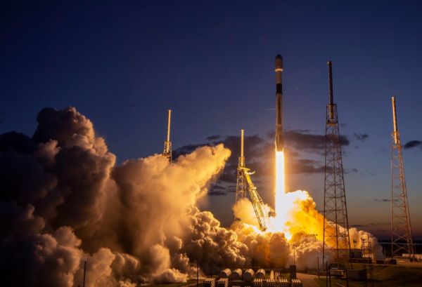 “SpaceX” şirkəti orbitə daha 23 internet peyki çıxarıb