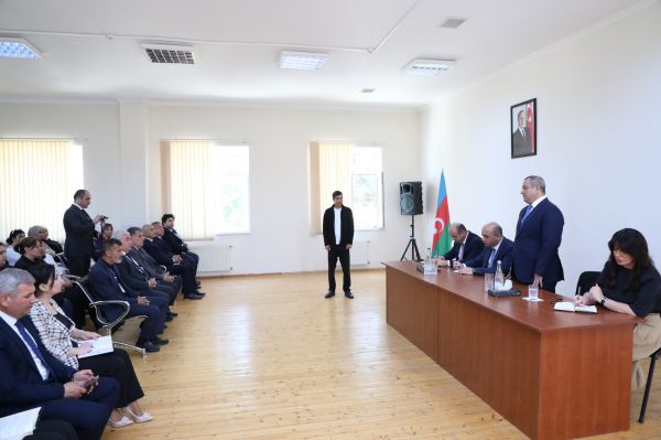 Adil Əliyev sakinlərlə görüşüb