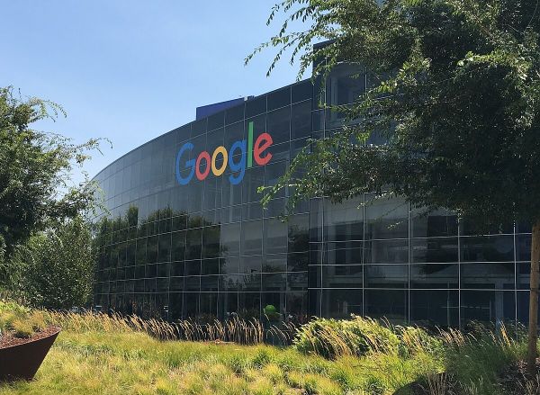 “Google”nin həmtəsisçisi “Alphabet”in 700 milyon dollarlıq səhmini hədiyyə edib