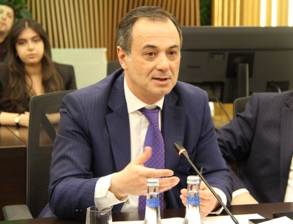 Elşad İsgəndərov BDU tələbələri ilə görüşüb - FOTOLAR