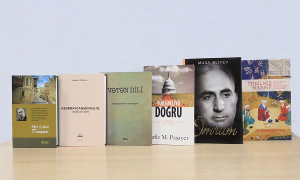 ADA Universitetinin nəşrləri MEK-ə hədiyyə olunub