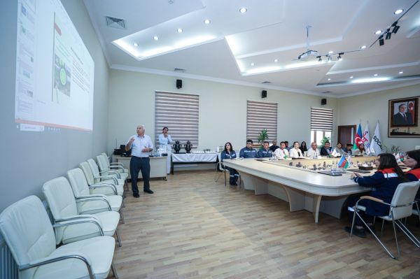 Balaxanı neftçiləri hasilat ərazilərinin ekoloji mühafizəsinə dair elmi sessiyada iştirak ediblər - FOTOLAR