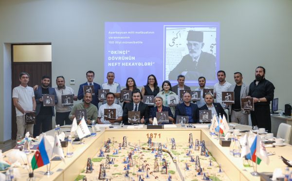 Jurnalistlər Balaxanı nefti ilə rəsm çəkdilər