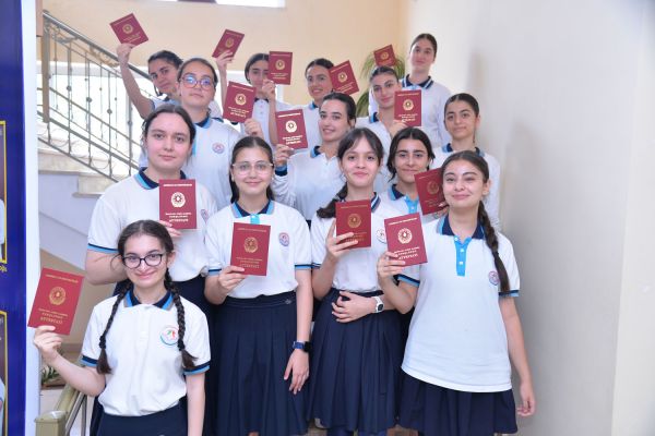 Paytaxtda IX sinif üzrə 2 370 nəfər məktəbi fərqlənmə attestatı ilə bitirib
