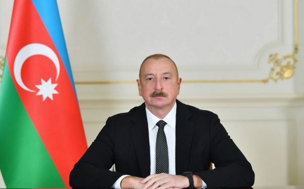 Prezident media nümayəndələrini təltif edib