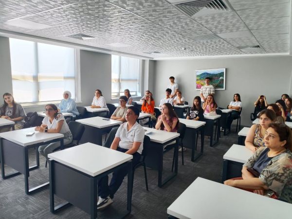 BDU əməkdaşları təhsil sərgisində abituriyentlər üçün infossesiya keçirib