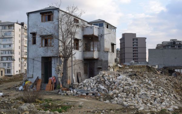 “Sovetski”də söküntü işlərinə başlanıldı