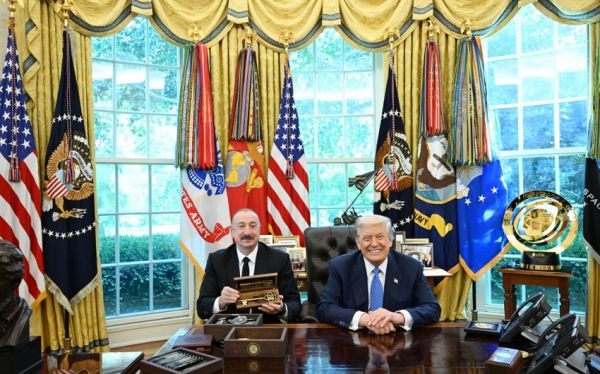 Donald Trump presents symbolic keys to White House to President Ilham Aliyev