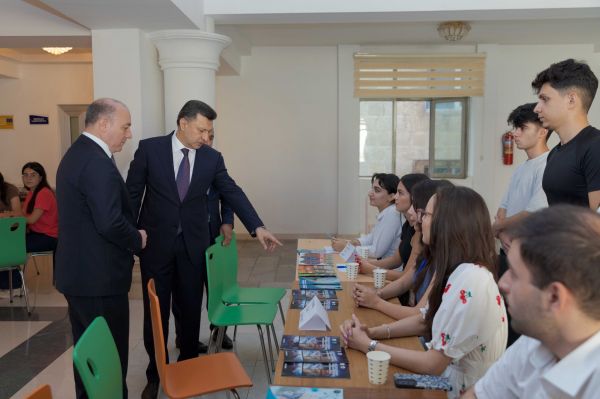 Ректор АМУ наблюдал за процессом приема