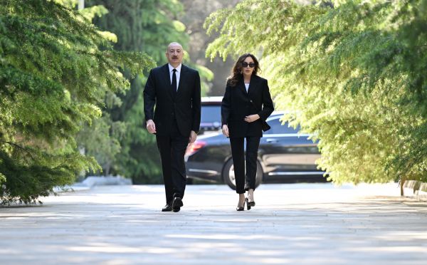 Prezidentlə xanımı Heydər Əliyevin məzarını ziyarət etdilər - FOTOLAR