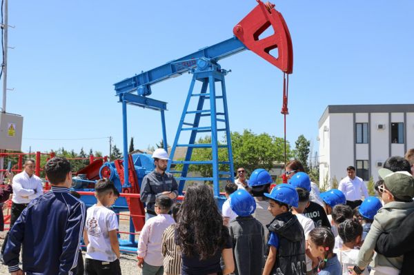 Neftçi övladları bayram günlərində valideynlərinin peşələri ilə tanış oldular