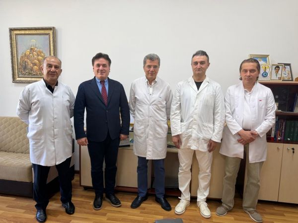 ATU-da “Üz nahiyəsinin plastik əməliyyatları” mövzusunda müzakirələr aparılıb