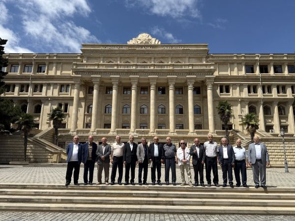 50 il əvvəl AzTU-nu bitirən məzunlar universiteti ziyarət edib