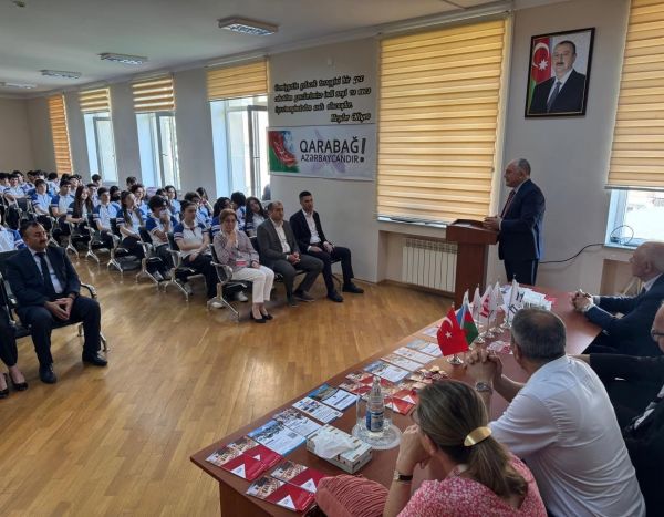 AzTU rektoru Fizika-riyaziyyat və informatika təmayüllü liseydə abituriyentlərlə görüşüb