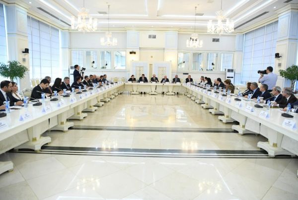 Milli Məclisdə kitabxana sisteminin aktual məsələlərinə həsr olunmuş ictimai müzakirə keçirilib
