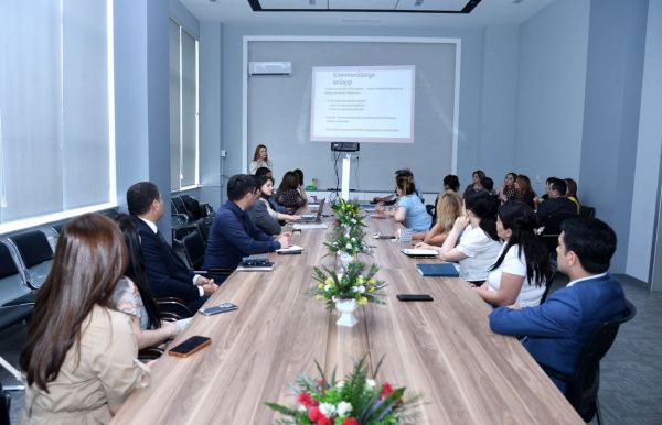 “Praktik kommunikasiya bacarıqları” mövzusunda təlimlər