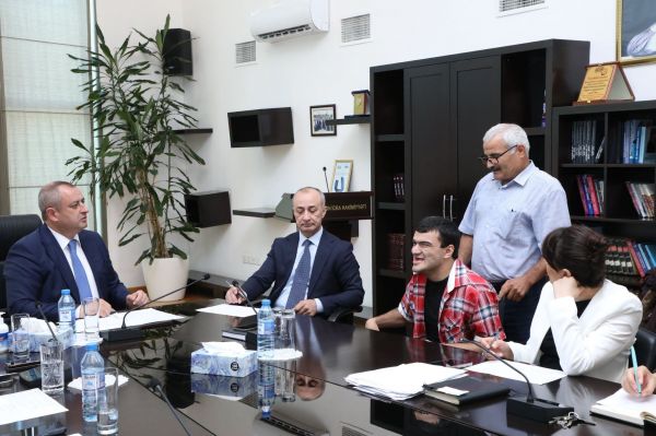 Adil Əliyev vətəndaşları qəbul edib