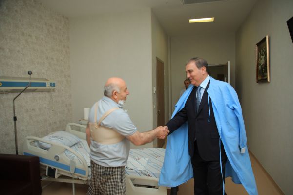 Niyazi Bayramov şəhid Orxan Yusubovun atasını ziyarət edib