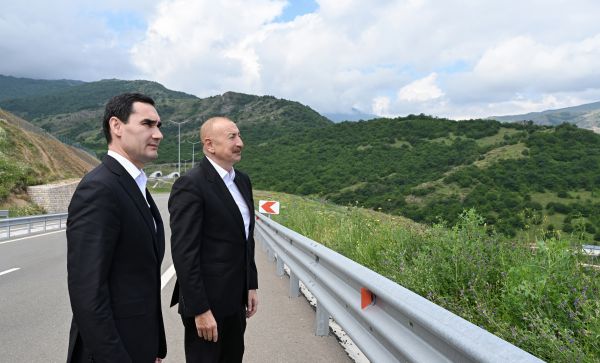 Azərbaycan və Türkmənistan prezidentləri Şuşanın Daşaltı kəndinin fonunda şəkil çəkdiriblər