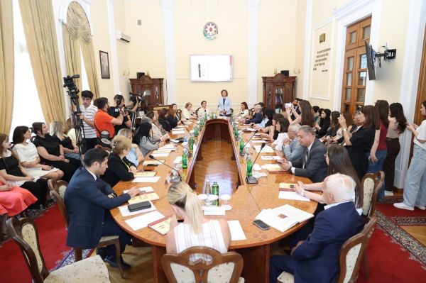“Uşaqlar və hüquq” kitabı Prezident Kitabxanasına tədim edilib