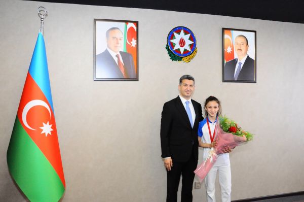 RİH başçısı şəhid övladı Aydan Hüseyinova ilə görüşüb