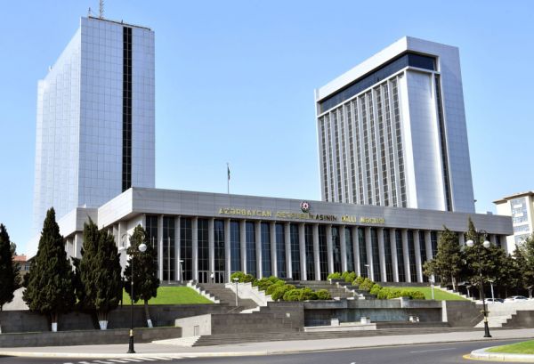 Parlamentdə büdcə, təhsil və gömrük qanunlarına dəyişikliklər müzakirə olunur