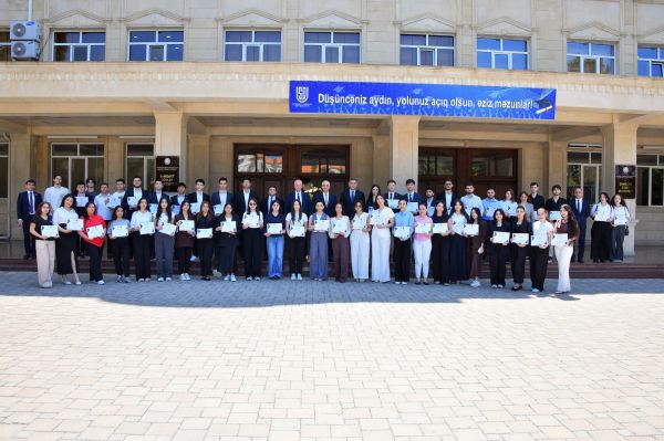 Sumqayıt Dövlət Universitetinin rektoru fəal tələbələri təltif edib