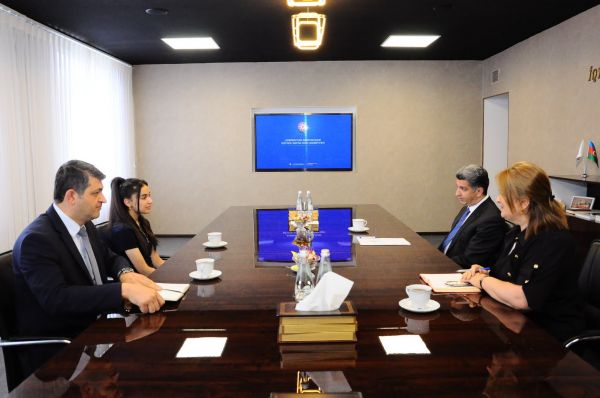 Vüqar Novruzov şəhid övladı ilə görüşüb