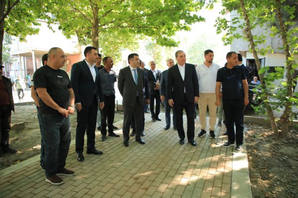 Niyazi Bayramov növbəti “ABAD məhəllə” layihəsi çərçivəsində görülən işlərlə tanış olub