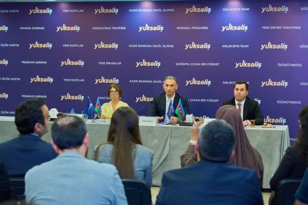 Rəşad Nəbiyev “Yüksəliş” müsabiqəsinin qalibləri ilə görüşüb