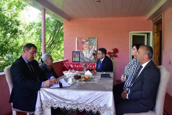 Elvin Paşayev mütəmadi olaraq şəhid ailələrini ziyarət edir