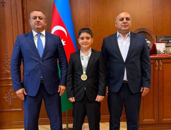 Adil Əliyev dünya birincisi adına layiq görülən şagirdlə görüşüb