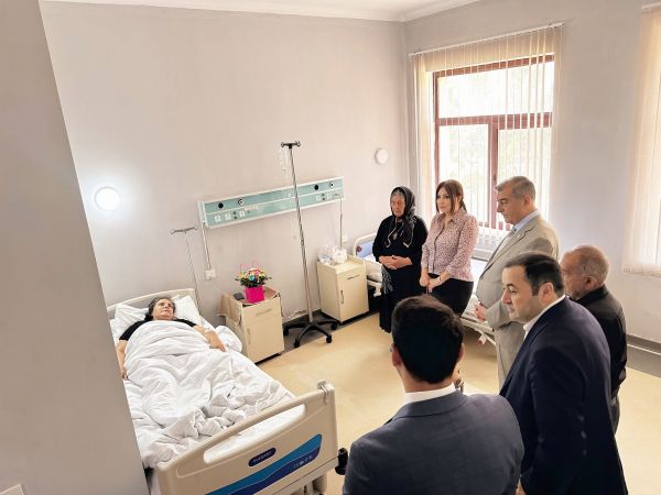 İlqar Abbasov şəhid anasını müalicə aldığı xəstəxanada ziyarət edib