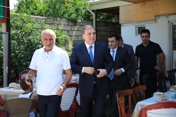 Niyazi Bayramov Milli Qəhrəman Natiq Qasımovun ailəsini ziyarət edib