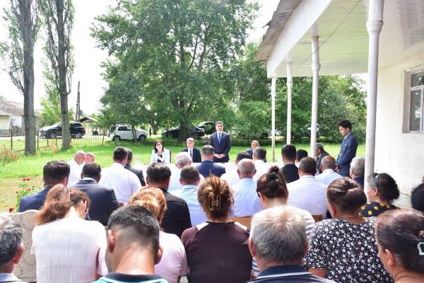 Elvin Paşayev Uzuntala kəndində səyyar qəbul keçirib