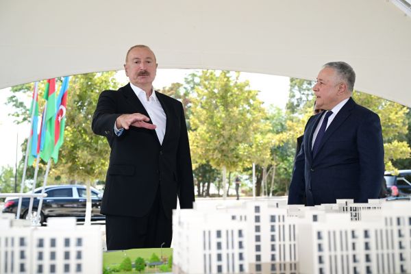 Prezident Naxçıvan şəhərində sosial evlər kompleksinin təməlini qoyub