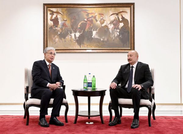 İlham Əliyevin Bişkekdə Qazaxıstan Prezidenti ilə görüşü olub