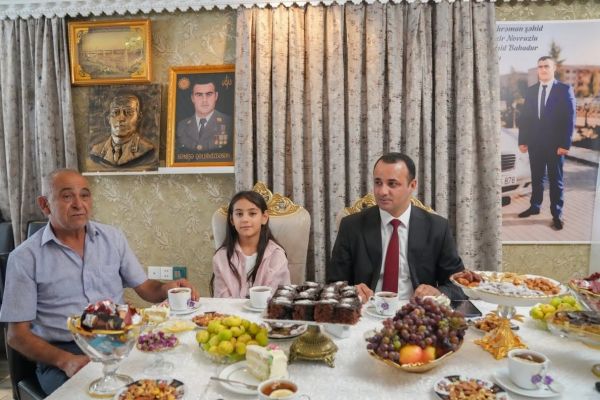 Heydər Quliyev şəhid Ümid Novruzlunun ailəsini ziyarət edib