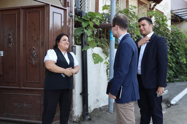 Amerikalı jurnalist Qarabağda keçmiş məcburi köçkünlərlə görüşüb