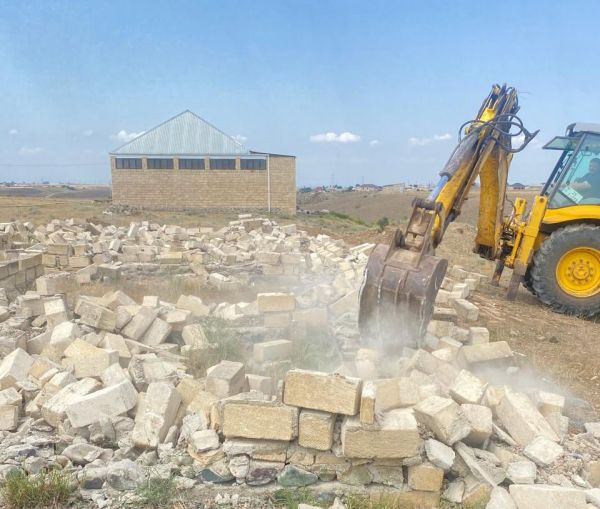 Üçtəpə kəndində qanunsuz tikili sökülüb