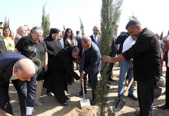 Anım Günü ilə əlaqədar Suraxanıda ağacəkmə aksiyası və rəsm sərgisi keçirilib