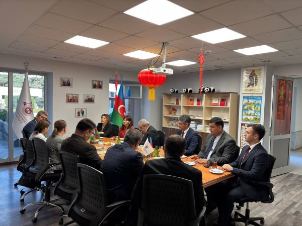 Mübariz İbrahimov adına Təhsil Kompleksinə kitablar təqdim olunub