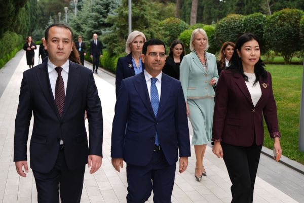 MDB Məşvərət Şurasının 39-cu iclasının iştirakçıları Fəxri xiyabanı və Şəhidlər xiyabanını ziyarət ediblər