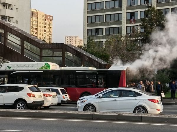Bakıda BakuBus avtobusu tüstüləndi
